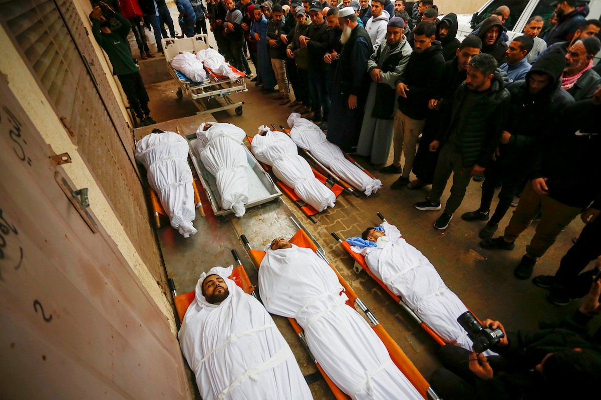 في السابع من أبريل/نيسان 2026، أقارب الضحايا يلقون نظرة أخيرة على جثامين فلسطينيين سقطوا في غارة جوية إسرائيلية شرق مخيم المغازي للاجئين، داخل مستشفى شهداء الأقصى في دير البلح بوسط قطاع غزة.  (صورة: أحمد إبراهيم)