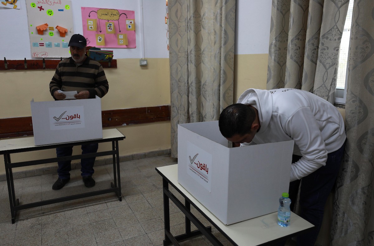الفلسطينيون يدلون بأصواتهم خلال الانتخابات البلدية لعام 2026 في قرية السرة، غرب نابلس في الضفة الغربية، في 25 أبريل/نيسان 2026. (صورة: أيمن أمين)