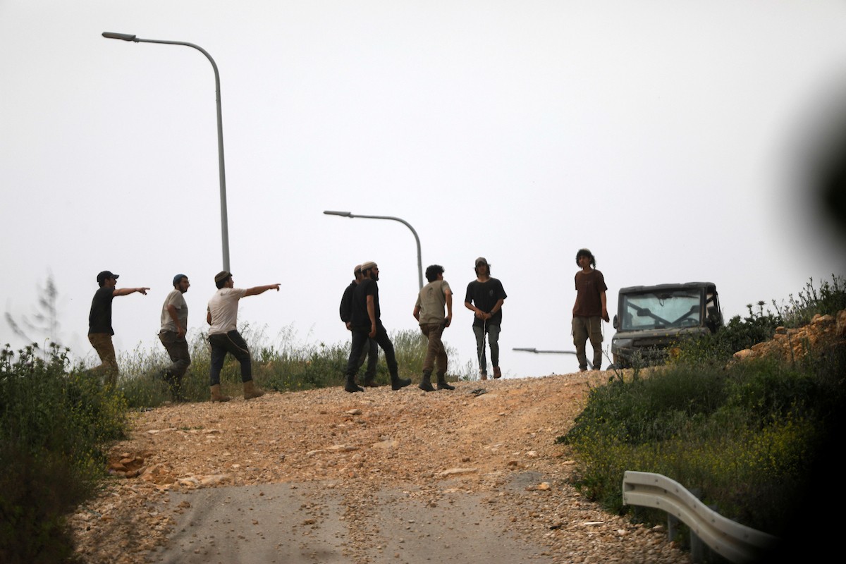 يحاول فلسطينيون الوصول إلى أراضيهم الزراعية في بلدة حلحول شمال الخليل جنوب الضفة الغربية، إلا أن الجيش الإسرائيلي يمنعهم من ذلك، وفق ما أفاد به شهود عيان،  17 أبريل/نيسان 2026. صورة: مأمون وزواز