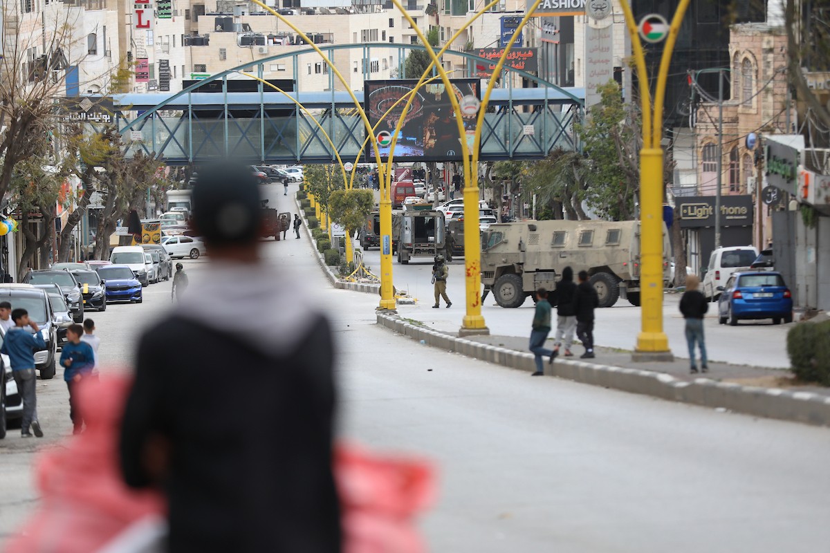 داهمت القوات الإسرائيلية مقر جمعية الشبان المسلمين في وسط مدينة الخليل، 6 أبريل/نيسان 2026. (صورة: مأمون وزواز)