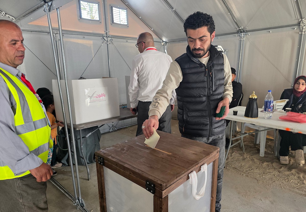 الفلسطينيون يدلون بأصواتهم في مركز اقتراع خلال الانتخابات البلدية في دير البلح، قطاع غزة، في 25 أبريل/نيسان 2026 بعد أكثر من 20 عاما، (صورة: طارق محمد)