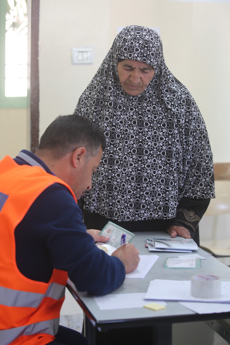 الناخبون الفلسطينيون في مراكز الاقتراع خلال انتخابات المجالس البلدية في بلدة بيت فوريك، شرق نابلس في الضفة الغربية، في 25 أبريل/نيسان 2026( صورة: محمد ناصر)