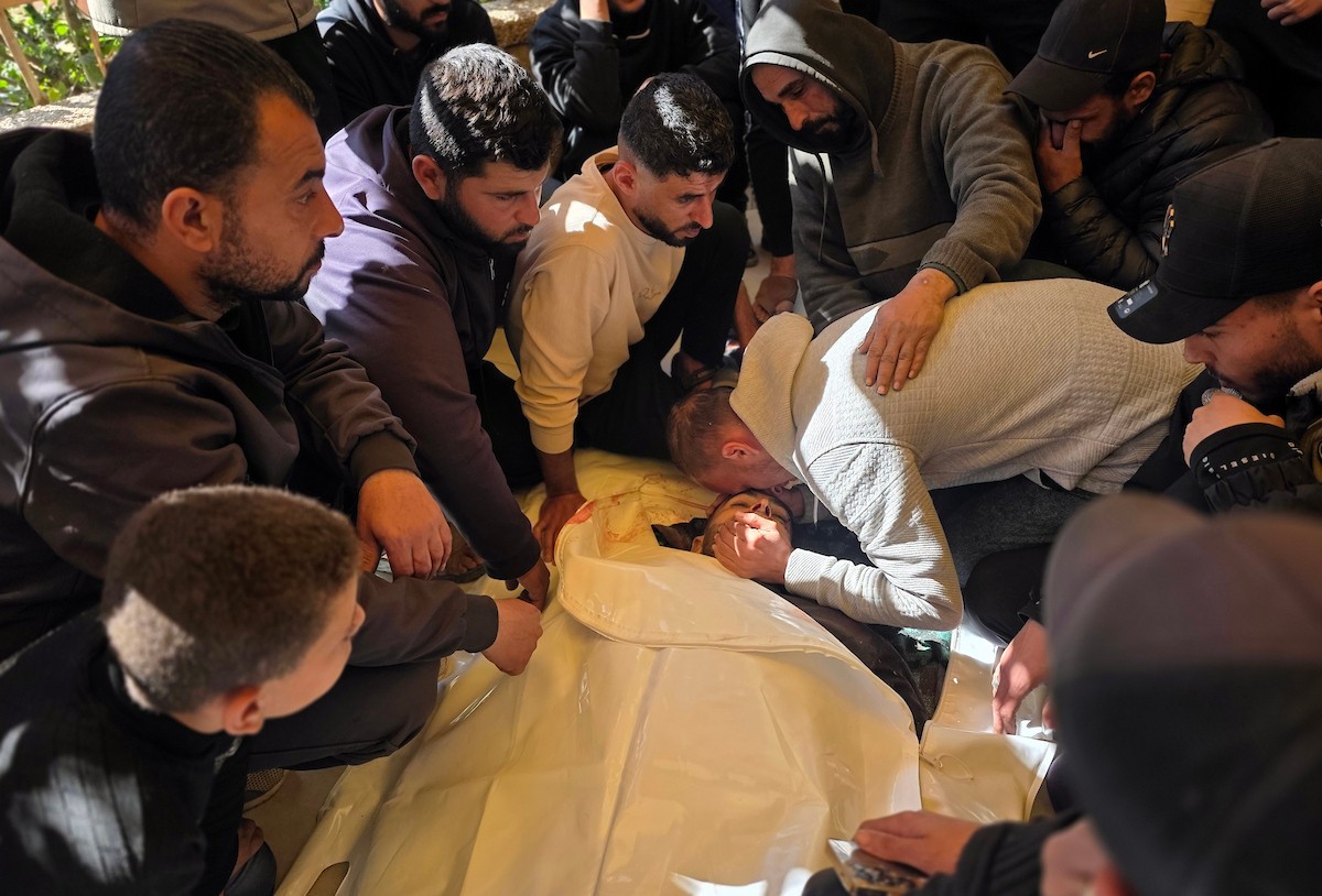 ودّعَ فلسطينيون جثمان يوسف منصور، الذي استُشهد في غارة جوية إسرائيلية أثناء صيده الطيور في منطقة المواصي بخان يونس، جنوب قطاع غزة. 9 أبريل/نيسان 2026. صورة: طارق محمد