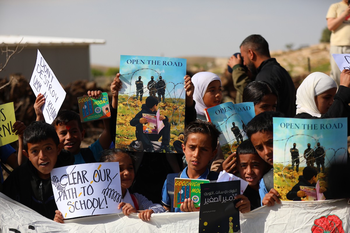 يواصل الطلاب الفلسطينيون اعتصامهم ودراستهم على جانب طريق أغلقه المستوطنون والقوات الإسرائيلية، في قرية أم الخير بمسافر يطا، قضاء الخليل جنوب الضفة الغربية. 26 أبريل/نيسان 2026،(صورة: مأمون وزواز)