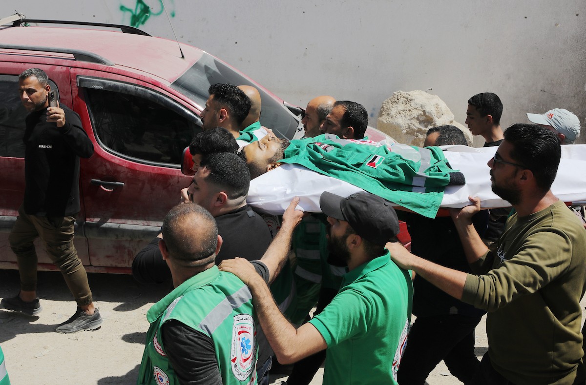 مشيعون فلسطينيون يودعون جثمان المسعف إبراهيم صقر خلال جنازته في مستشفى الشفاء بمدينة غزة في 29 أبريل/نيسان 2026. (صورة: بلال أسامة)