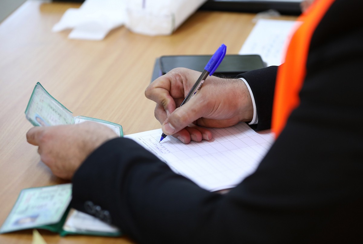 الفلسطينيون يدلون بأصواتهم خلال الانتخابات البلدية لعام 2026 في قرية السرة، غرب نابلس في الضفة الغربية، في 25 أبريل/نيسان 2026. (صورة: أيمن أمين)