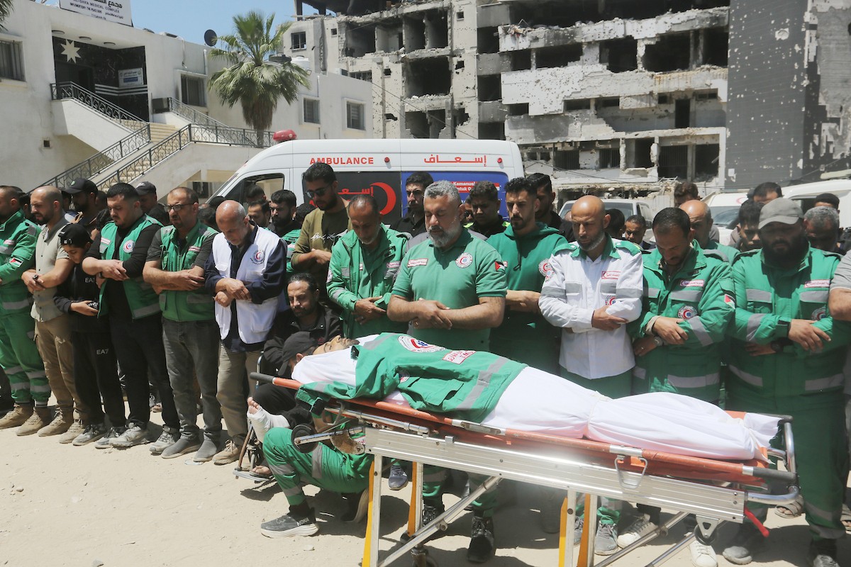 مشيعون فلسطينيون يودعون جثمان المسعف إبراهيم صقر خلال جنازته في مستشفى الشفاء بمدينة غزة في 29 أبريل/نيسان 2026. (صورة: بلال أسامة)