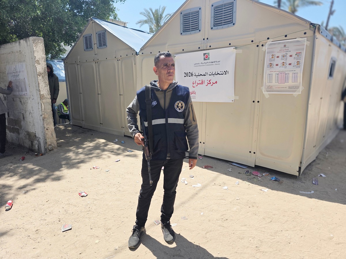 قوات من الشرطة الفلسطينية وعناصر الأمن الخاص تشارك في تأمين الانتخابات البلدية في دير البلح، وسط قطاع غزة، في 25 أبريل/نيسان 2026. وتُعدّ هذه الانتخابات الأولى التي تُجرى في غزة منذ أكثر من 20 عاماً، والأولى في الضفة الغربية منذ اندلاع الحرب. (صورة: طارق محمد)