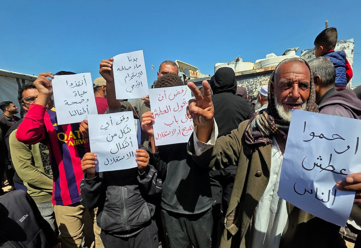 شارك فلسطينيون نازحون في اعتصام احتجاجي جنوب خان يونس، داخل مخيمات النزوح، مطالبين بإنهاء أزمة مياه الشرب، 5 أبريل/نيسان 2026. تصوير: طارق محمد (APA Images).