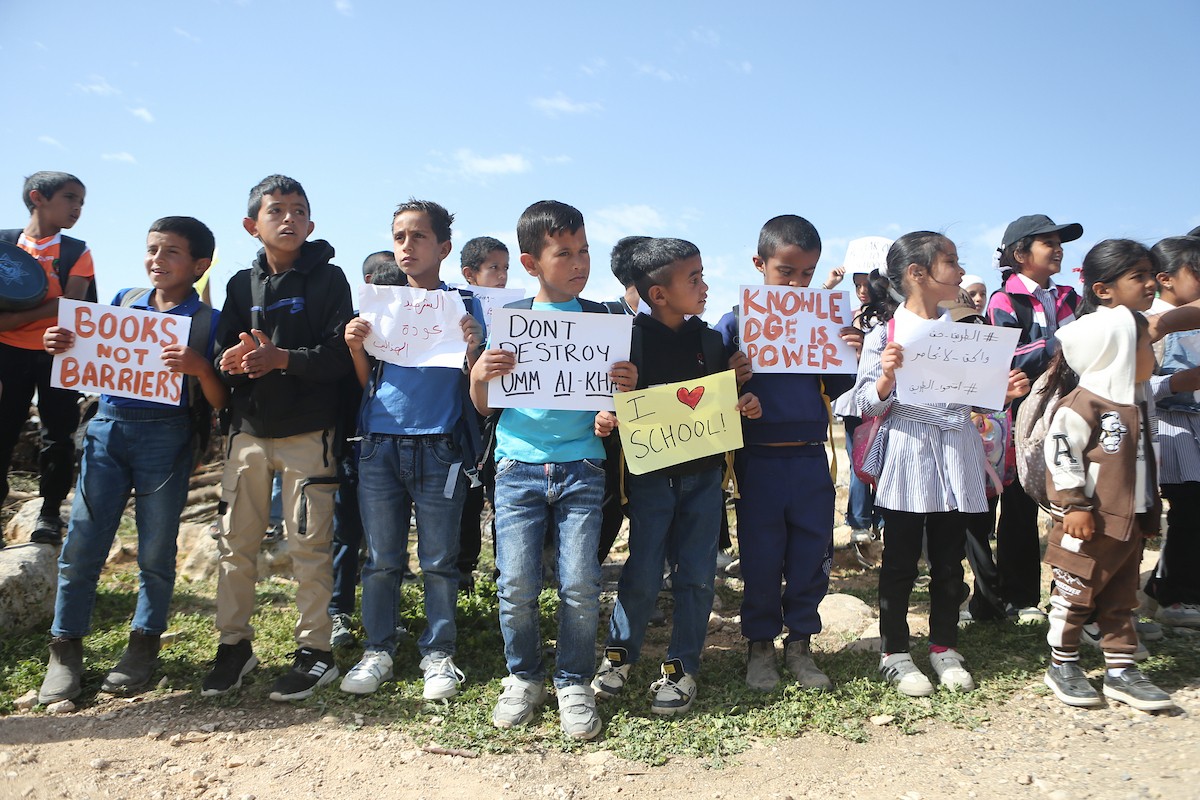 يواصل الطلاب الفلسطينيون اعتصامهم ودراستهم على جانب طريق أغلقه المستوطنون والقوات الإسرائيلية، في قرية أم الخير بمسافر يطا، قضاء الخليل جنوب الضفة الغربية. 26 أبريل/نيسان 2026،(صورة: مأمون وزواز)