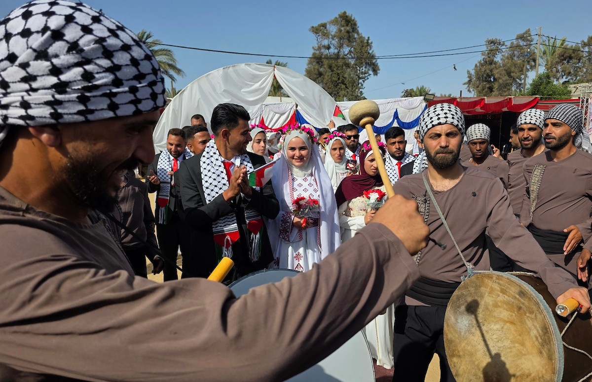 فلسطينيون يشاركون في حفل زفاف جماعي لخمسين عريساً فقدوا أفراداً من عائلاتهم خلال الحرب، ضمن مبادرة بعنوان أفراح رغم الجراح، في خان يونس، جنوب قطاع غزة. 26 أبريل/نيسان 2026، (تصوير: طارق محمد)