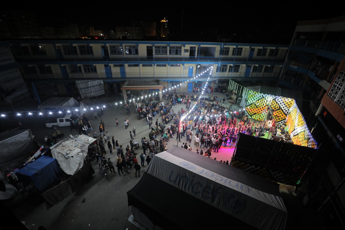 فلسطينيون نازحون يشاركون في حفل زفاف الشاب ماهر حمدية داخل مدرسة حُوّلت إلى مأوى في مخيم النصيرات، وسط قطاع غزة، 26 أبريل/نيسان 2026. (تصوير: حسن الجديدي)