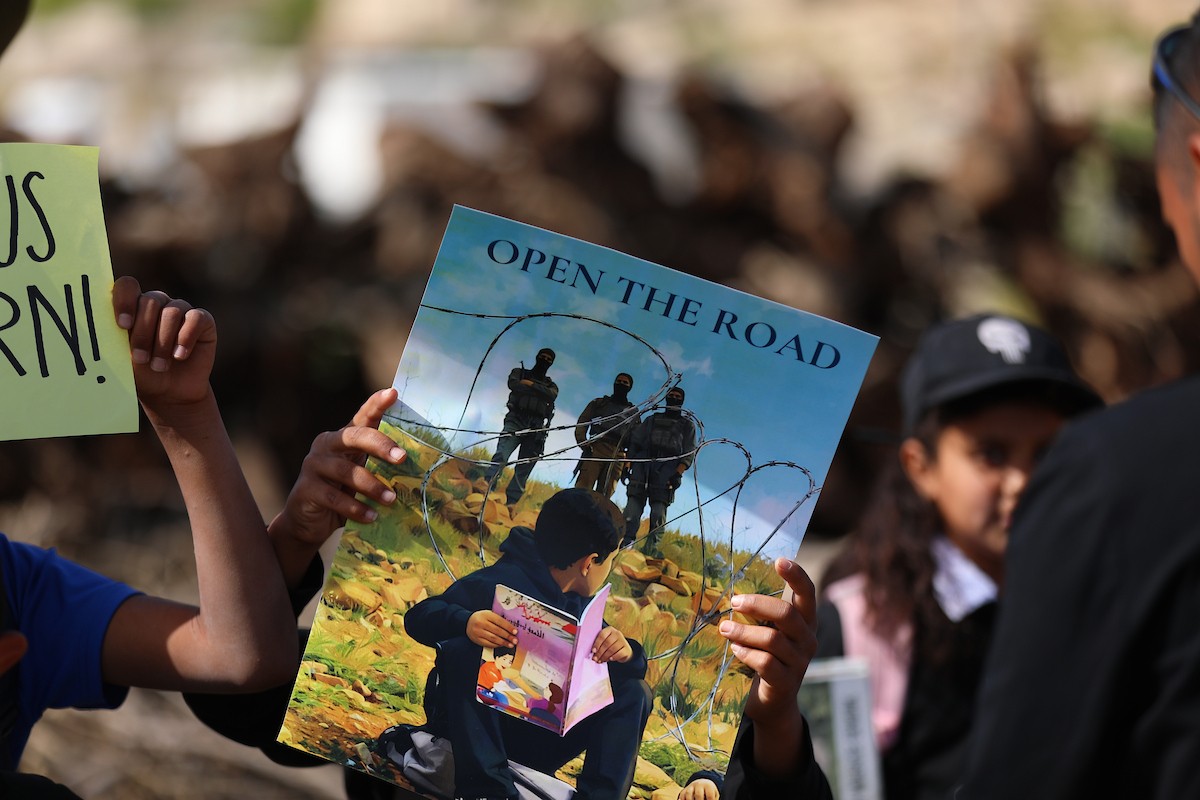 يواصل الطلاب الفلسطينيون اعتصامهم ودراستهم على جانب طريق أغلقه المستوطنون والقوات الإسرائيلية، في قرية أم الخير بمسافر يطا، قضاء الخليل جنوب الضفة الغربية. 26 أبريل/نيسان 2026،(صورة: مأمون وزواز)