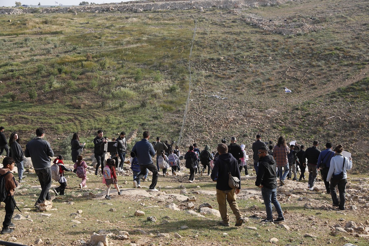 الخليل - أطفال خربة أم الخير وبمشاركة نشطاء سلام دوليين ينظمون وقفة سلمية احتجاجا على إغلاق الجيش الإسرائيلي للطريق الرئيسي المؤدي إلى مدارسهم منذ أسبوع، 19 أبريل/نيسان 2026. تصوير: مأمون وزواز