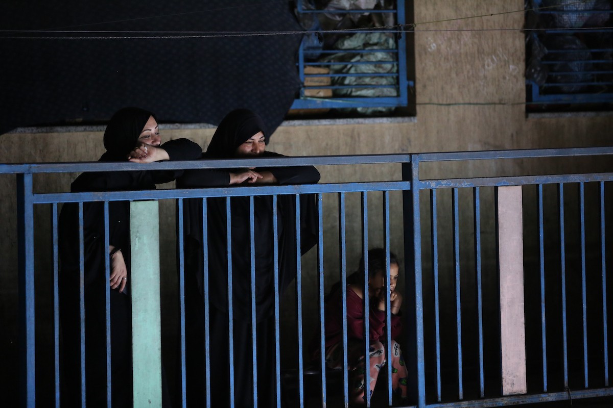 فلسطينيون نازحون يشاركون في حفل زفاف الشاب ماهر حمدية داخل مدرسة حُوّلت إلى مأوى في مخيم النصيرات، وسط قطاع غزة، 26 أبريل/نيسان 2026. (تصوير: حسن الجديدي)