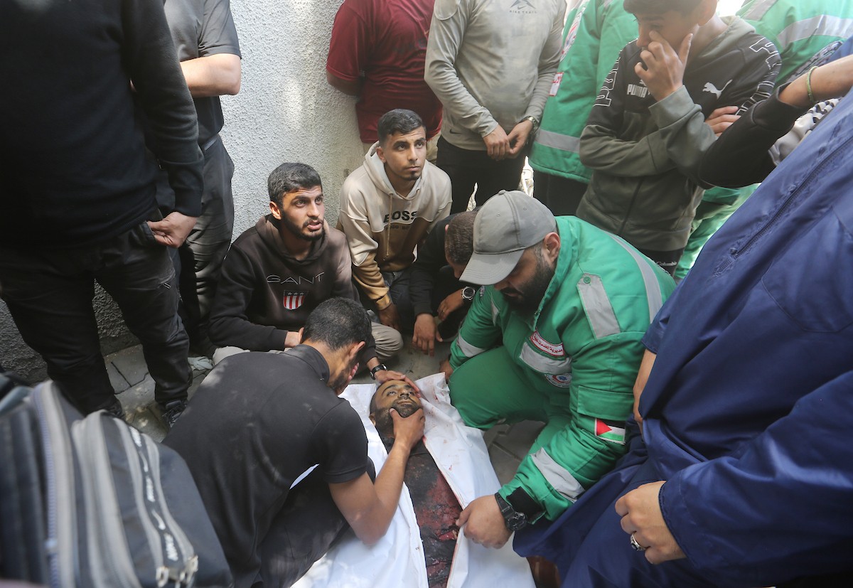 مشيعون فلسطينيون يودعون جثمان المسعف إبراهيم صقر خلال جنازته في مستشفى الشفاء بمدينة غزة في 29 أبريل/نيسان 2026. (صورة: بلال أسامة)