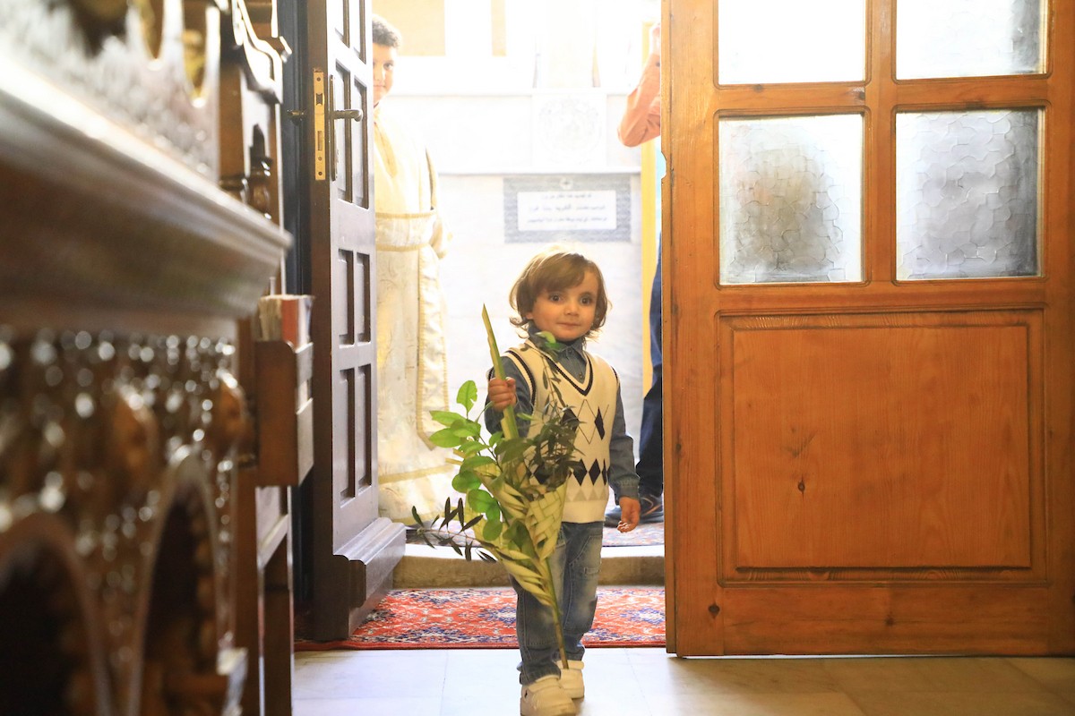 حضر مسيحيون أرثوذكس مقيمون في مدينة غزة، قداسًا في كنيسة القديس بورفيريوس احتفالًا بأحد الشعانين، الذي يُحيي ذكرى دخول السيد المسيح إلى القدس واستقبال الشعب له بأغصان النخيل، 5 أبريل/نيسان 2026. تصوير: هاشم زامو/apaimages