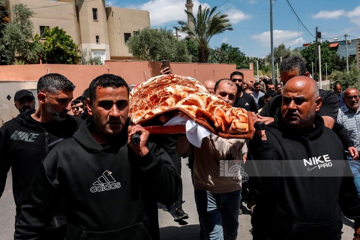 تشييع ووداع الشهيدة رجاء فضل عويس (46عاما) من مخيم جنين، الى مثواها الأخير في قرية كفر قود غرب جنين