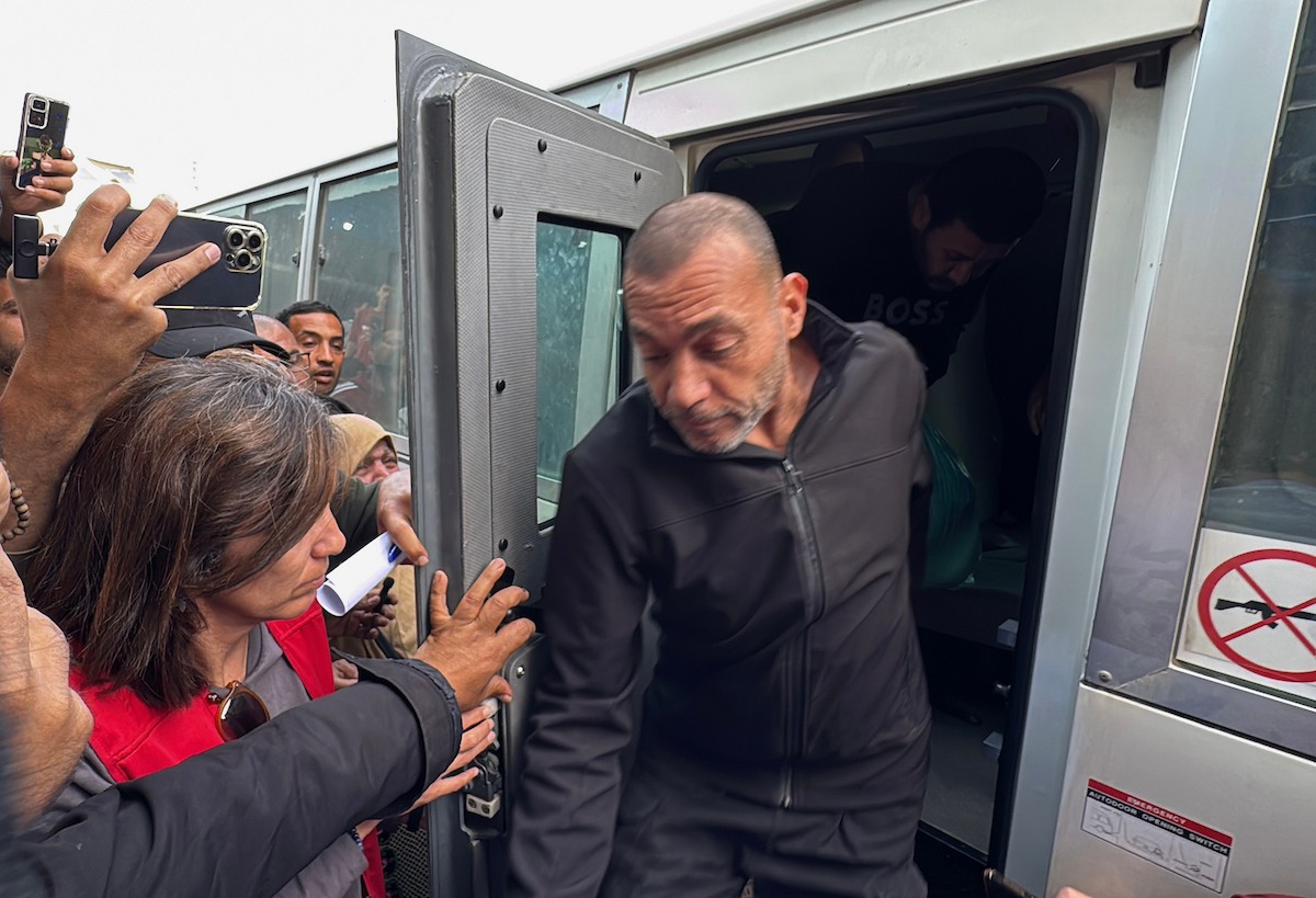 وصل اثنا عشر أسيرًا فلسطينيًا، بينهم امرأة، كانوا قد أُفرج عنهم من سجون الاحتلال الإسرائيلي، إلى مستشفى شهداء الأقصى في دير البلح، وسط قطاع غزة، في 15 أبريل/نيسان 2026، (صورة: أحمد إبراهيم)