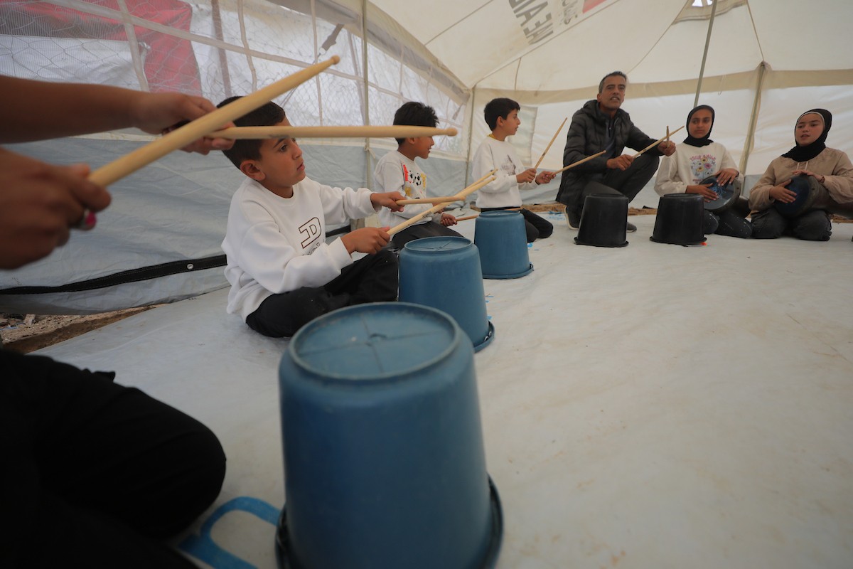 يشارك أطفال فلسطينيون في أنشطة ترفيهية ودعم نفسي اجتماعي في مخيم الزهور للنازحين في مخيم النصيرات للاجئين وسط قطاع غزة. 26 أبريل/نيسان 2026، (تصوير: حسن الجديدي)