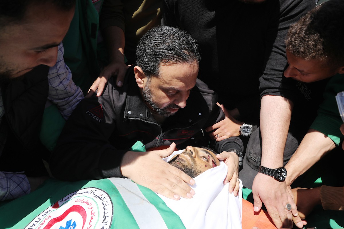 مشيعون فلسطينيون يودعون جثمان المسعف إبراهيم صقر خلال جنازته في مستشفى الشفاء بمدينة غزة في 29 أبريل/نيسان 2026. (صورة: بلال أسامة)