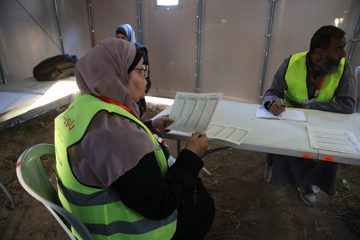 فرز أصوات الناخبين داخل مركز اقتراع في دير البلح، في 25 أبريل/نيسان 2026. وقد جرت الانتخابات البلدية اليوم في الضفة الغربية ووسط قطاع غزة، في أول انتخابات منذ بدء حرب غزة. (صورة: هادي داود)