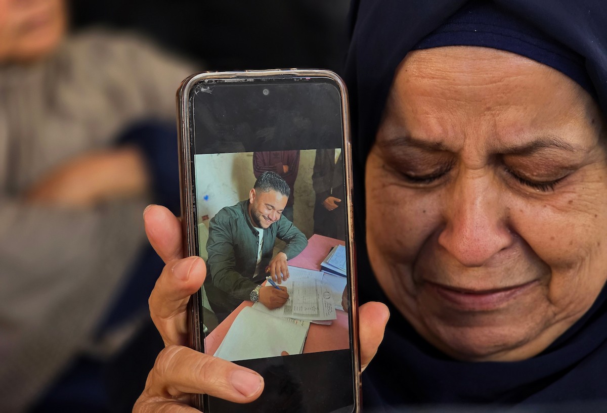 تعيش عائلة الفلسطيني درويش العتال في خان يونس جنوب قطاع غزة حالة من الحزن العميق، بعدما فقدت ابنها إثر غارة جوية إسرائيلية قبل يومين فقط من موعد زفافه، 23 أبريل/نيسان 2026. تصوير: طارق محمد