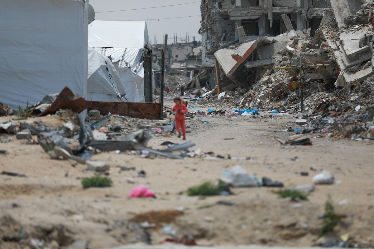 يعيش الفلسطينيون ظروفاً صعبة قرب الخط الأصفر شرق خان يونس، جنوب قطاع غزة، في 27 أبريل/نيسان 2026، حيث يواجهون إطلاق نار متكرر في منطقة تُعتبر خطرة، على طول خط حدودي أعادت القوات الإسرائيلية انتشارها فيه بموجب اتفاق وقف إطلاق النار. (صورة: رمزي أبو عامر)