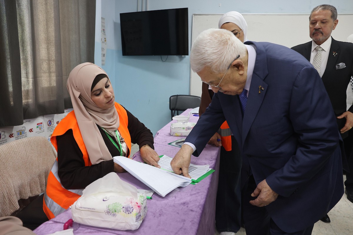 الرئيس الفلسطيني محمود عباس (أبومازن) يدلي بصوته خلال الانتخابات البلدية في رام الله بالضفة الغربية، في 25 أبريل/نيسان 2026. وتُعدّ هذه الانتخابات الأولى التي تُجرى في دير البلح وسط قطاع غزة منذ عشرين عاماً، والأولى في الضفة الغربية منذ اندلاع الحرب. (صورة: ثائر غنايم)