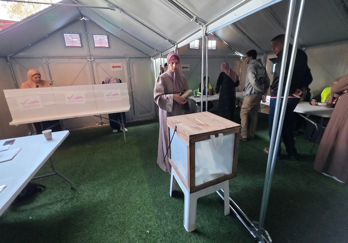 الفلسطينيون يدلون بأصواتهم في مركز اقتراع خلال الانتخابات البلدية في دير البلح، قطاع غزة، في 25 أبريل/نيسان 2026 بعد أكثر من 20 عاما، (صورة: طارق محمد)