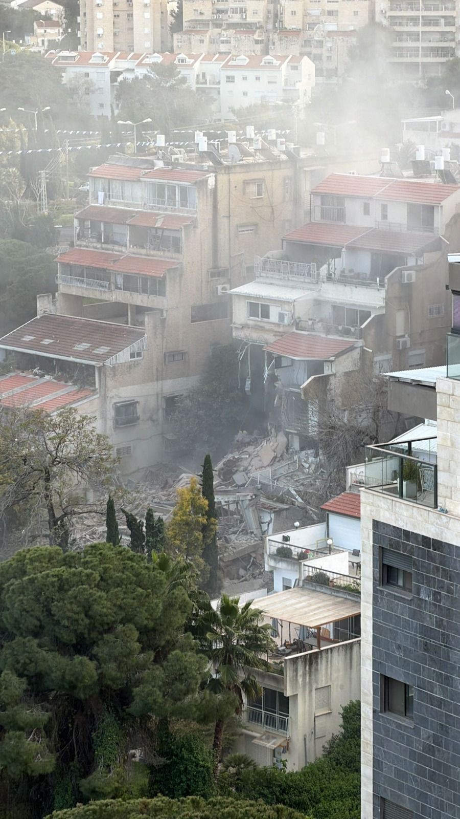 آثار الدمار عقب سقوط شظايا صاروخية في حيفا جراء صاروخ إيراني وإصابة 10 أشخاص بينهم مسن بجراح خطيرةذ.jpg