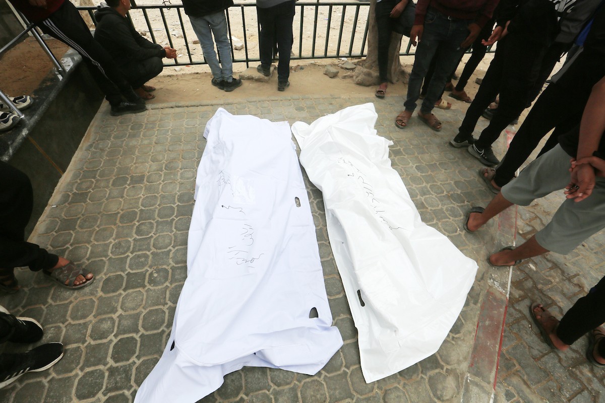 فلسطينيون ينوحون على جثامين مدنيين سقطوا في غارة إسرائيلية شمال قطاع غزة، خلال جنازة أقيمت في مستشفى الشفاء بمدينة غزة، في 26 أبريل/نيسان 2026. صورة: بلال أسامة