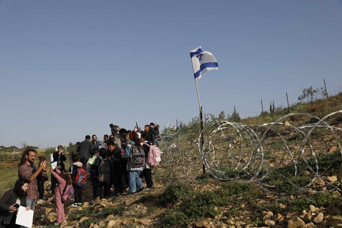 الخليل - أطفال خربة أم الخير وبمشاركة نشطاء سلام دوليين ينظمون وقفة سلمية احتجاجا على إغلاق الجيش الإسرائيلي للطريق الرئيسي المؤدي إلى مدارسهم منذ أسبوع، 19 أبريل/نيسان 2026. تصوير: مأمون وزواز