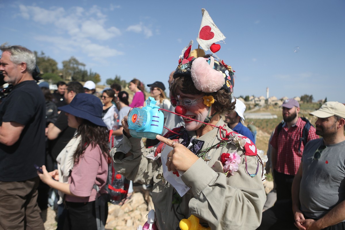 يواصل الطلاب الفلسطينيون اعتصامهم ودراستهم على جانب طريق أغلقه المستوطنون والقوات الإسرائيلية، في قرية أم الخير بمسافر يطا، قضاء الخليل جنوب الضفة الغربية. 26 أبريل/نيسان 2026،(صورة: مأمون وزواز)