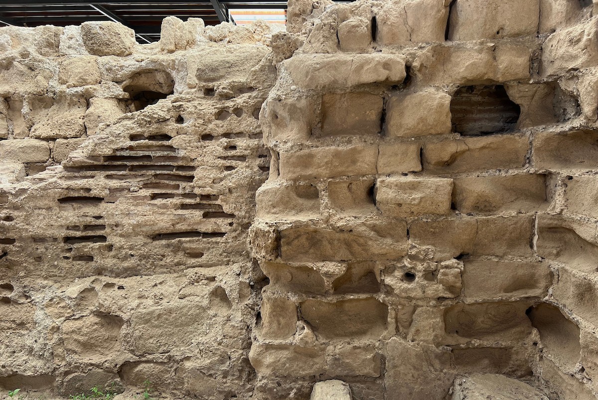 دير القديس هيلاريون وسط قطاع غزة المدرج على قائمة التراث العالمي وأحد أقدم المواقع الأثرية في الشرق الأوسط معرّض للخطر بسبب العدوان الإسرائيلي، النصيرات – وسط قطاع غزة، 18 أبريل/نيسان 2026، تصوير: يوسف أبو طفة