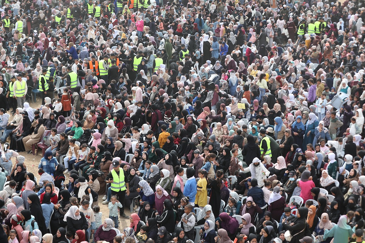حفل زفاف جماعي لنحو 300 عروس وعريس، تحت عنوان فستان الفرح 2، نظمته مؤسسة الفارس الشم في دير البلح، وسط قطاع غزة، في 24 أبريل/نيسان 2026، (صورة: معز صالحي)