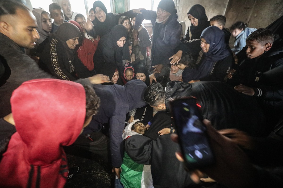 حضر أهالي غزة، في 7 أبريل/نيسان 2026، جنازة فلسطينيين استشهدوا في غارة جوية إسرائيلية استهدفت مدنيين متجمعين شرق مخيم المغازي للاجئين، في انتهاك لوقف إطلاق النار. (صورة: معز صالحي)