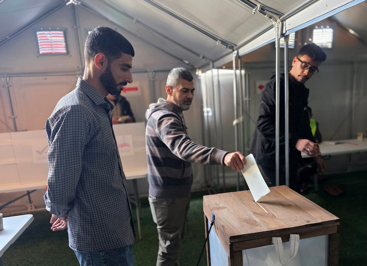الفلسطينيون يدلون بأصواتهم في مركز اقتراع خلال الانتخابات البلدية في دير البلح، قطاع غزة، في 25 أبريل/نيسان 2026 بعد أكثر من 20 عاما، (صورة: طارق محمد)
