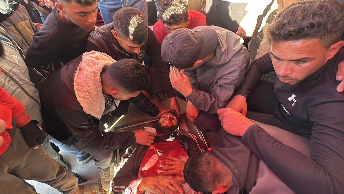 وصل عدد من الجثث وعشرات الجرحى، بينهم أطفال، إلى مستشفى شهداء الأقصى في دير البلح، نتيجة القصف الإسرائيلي وإطلاق النار من قبل جماعات مسلحة متعاونة مع الجيش الإسرائيلي، شرق مخيم المغازي في وسط قطاع غزة، في 6 أبريل/نيسان 2026. (صورة: أحمد إبراهيم)