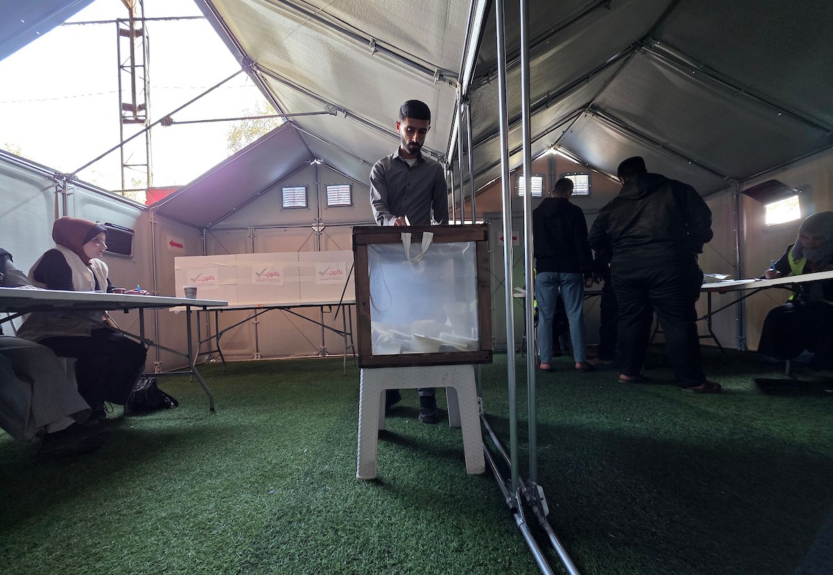 الفلسطينيون يدلون بأصواتهم في مركز اقتراع خلال الانتخابات البلدية في دير البلح، قطاع غزة، في 25 أبريل/نيسان 2026 بعد أكثر من 20 عاما، (صورة: طارق محمد)