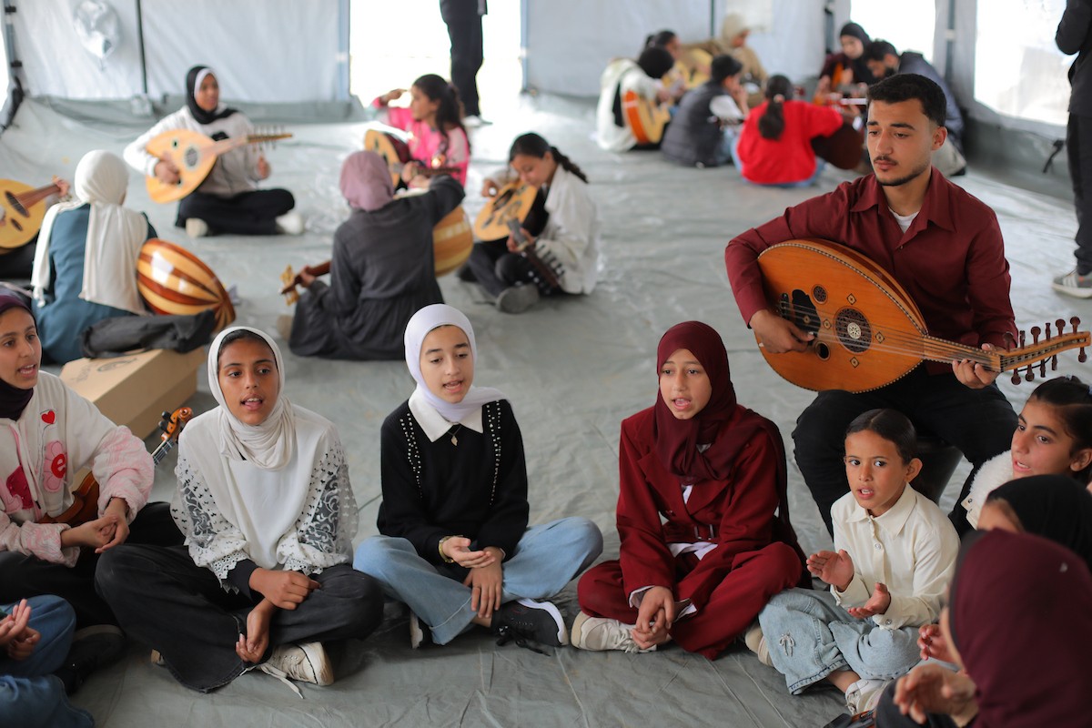 يشارك أطفال فلسطينيون في أنشطة ترفيهية ودعم نفسي اجتماعي في مخيم الزهور للنازحين في مخيم النصيرات للاجئين وسط قطاع غزة. 26 أبريل/نيسان 2026، (تصوير: حسن الجديدي)