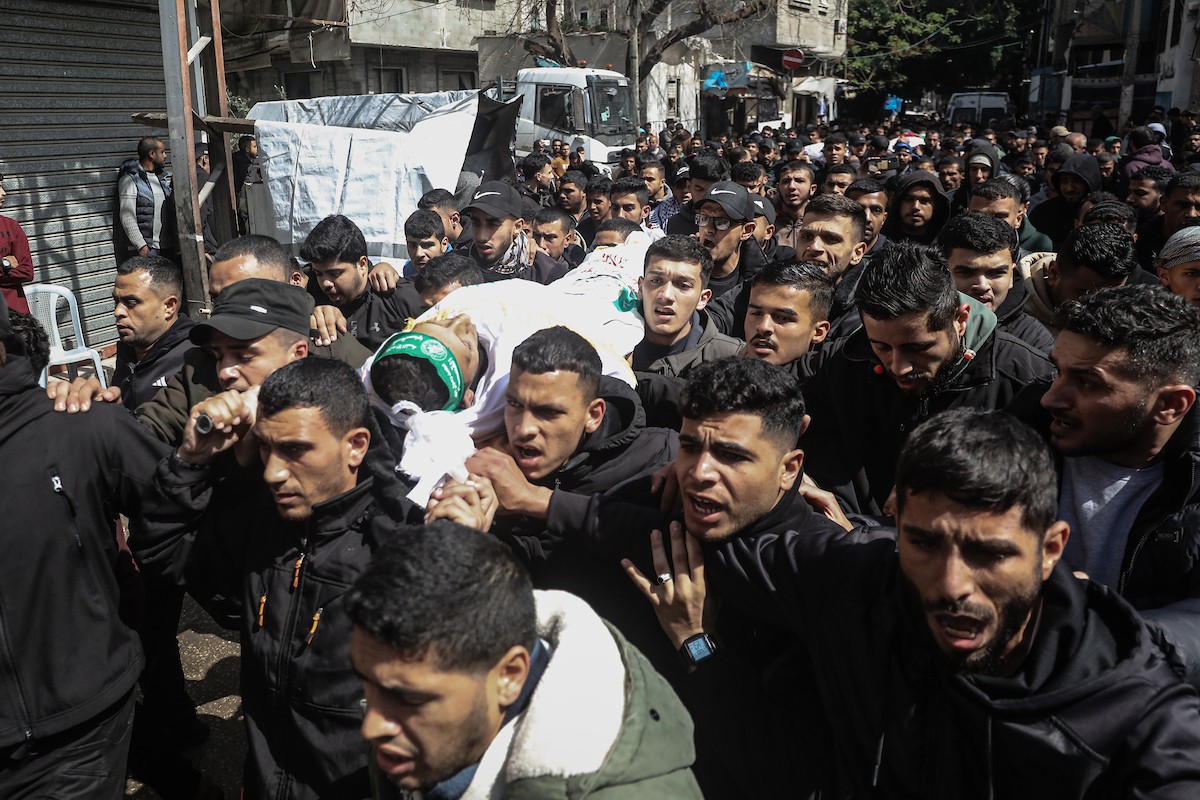 حضر أهالي غزة، في 7 أبريل/نيسان 2026، جنازة فلسطينيين استشهدوا في غارة جوية إسرائيلية استهدفت مدنيين متجمعين شرق مخيم المغازي للاجئين، في انتهاك لوقف إطلاق النار. (صورة: معز صالحي)