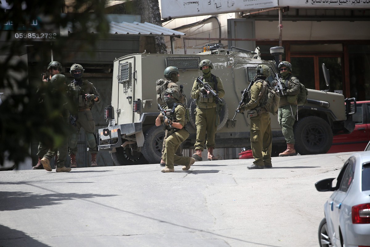 القوات الإسرائيلية تقتحم البلدة القديمة في نابلس، شمال الضفة الغربية، 27 أبريل/نيسان 2026 (صورة من محمد ناصر)