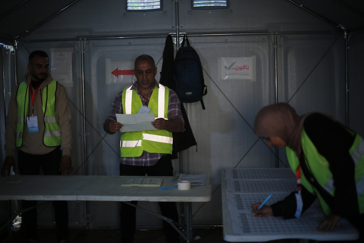 فرز أصوات الناخبين داخل مركز اقتراع في دير البلح، في 25 أبريل/نيسان 2026. وقد جرت الانتخابات البلدية اليوم في الضفة الغربية ووسط قطاع غزة، في أول انتخابات منذ بدء حرب غزة. (صورة: هادي داود)