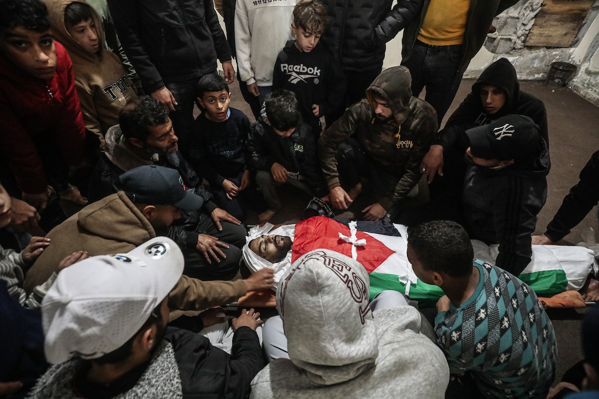 حضر أهالي غزة، في 7 أبريل/نيسان 2026، جنازة فلسطينيين استشهدوا في غارة جوية إسرائيلية استهدفت مدنيين متجمعين شرق مخيم المغازي للاجئين، في انتهاك لوقف إطلاق النار. (صورة: معز صالحي)