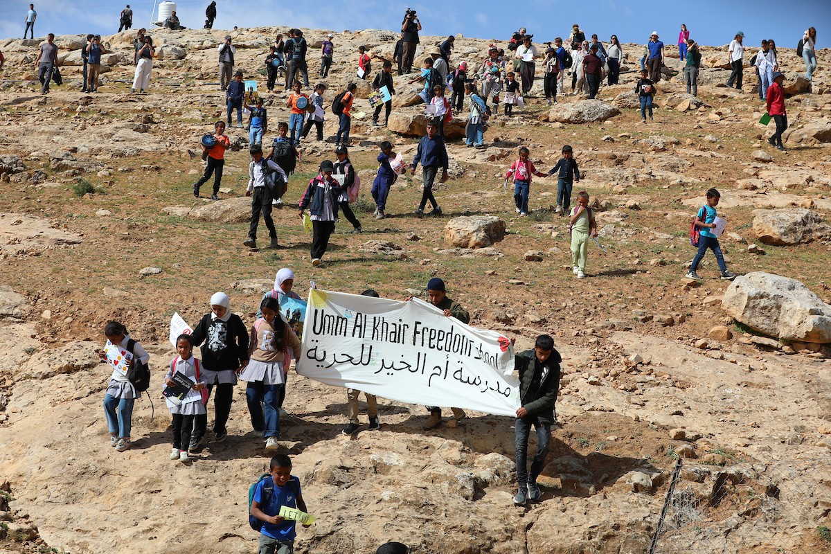 يواصل الطلاب الفلسطينيون اعتصامهم ودراستهم على جانب طريق أغلقه المستوطنون والقوات الإسرائيلية، في قرية أم الخير بمسافر يطا، قضاء الخليل جنوب الضفة الغربية. 26 أبريل/نيسان 2026،(صورة: مأمون وزواز)