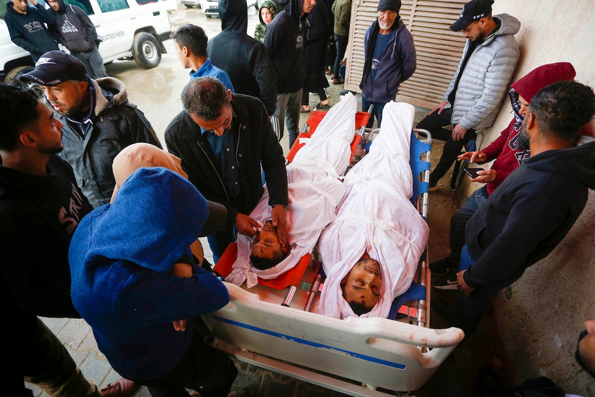 في السابع من أبريل/نيسان 2026، أقارب الضحايا يلقون نظرة أخيرة على جثامين فلسطينيين سقطوا في غارة جوية إسرائيلية شرق مخيم المغازي للاجئين، داخل مستشفى شهداء الأقصى في دير البلح بوسط قطاع غزة.  (صورة: أحمد إبراهيم)