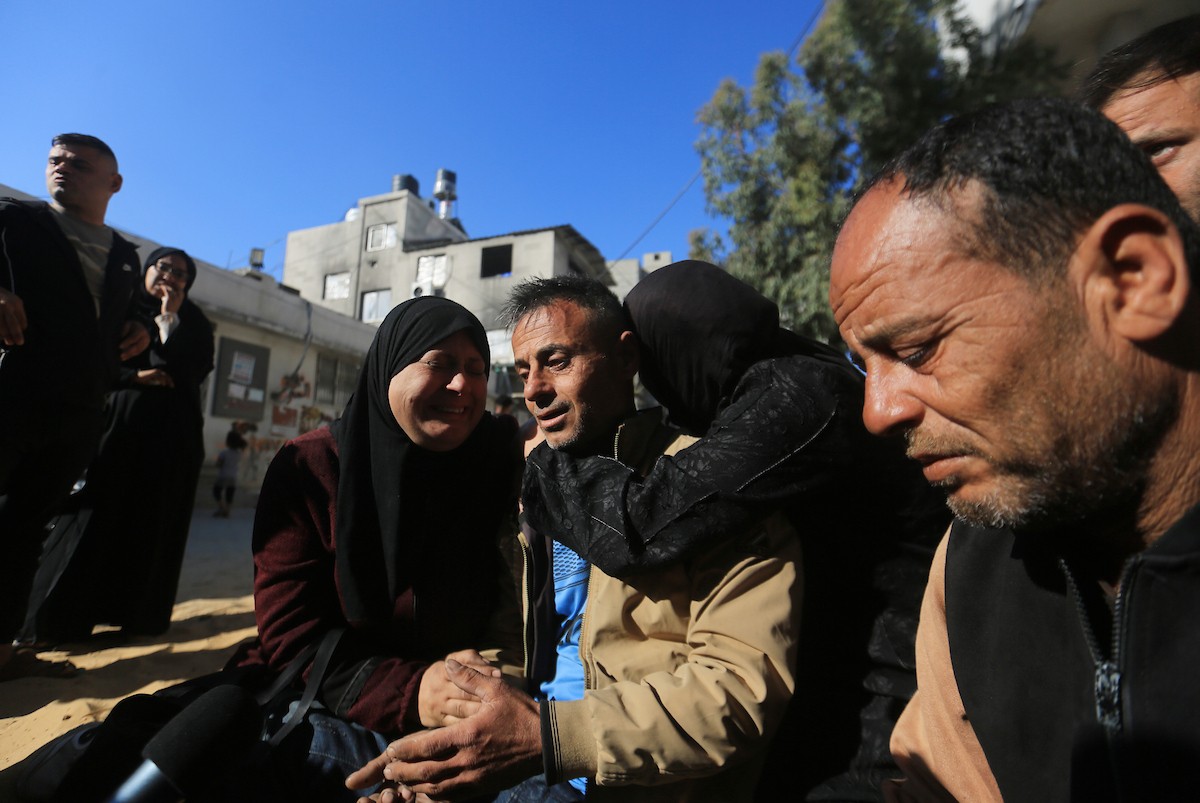 ودّع فلسطينيون جثامين 5 مواطنين بينهم 3 أطفال في مستشفى الشفاء بمدينة غزة، وكانوا قد سقطوا ليلة أمس في غارة إسرائيلية بمنطقة بيت لاهيا شمال قطاع غزة. 23 أبريل/نيسان 2026. صورة: بلال أسامة