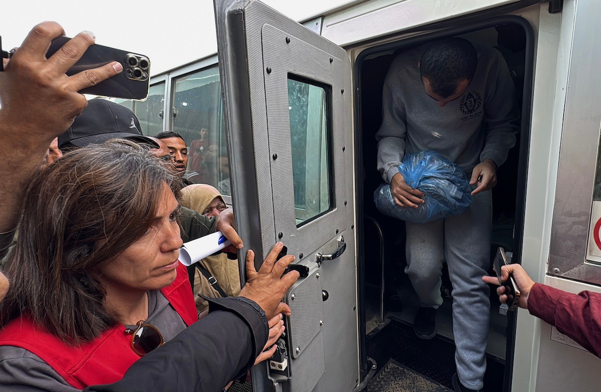 وصل اثنا عشر أسيرًا فلسطينيًا، بينهم امرأة، كانوا قد أُفرج عنهم من سجون الاحتلال الإسرائيلي، إلى مستشفى شهداء الأقصى في دير البلح، وسط قطاع غزة، في 15 أبريل/نيسان 2026، (صورة: أحمد إبراهيم)