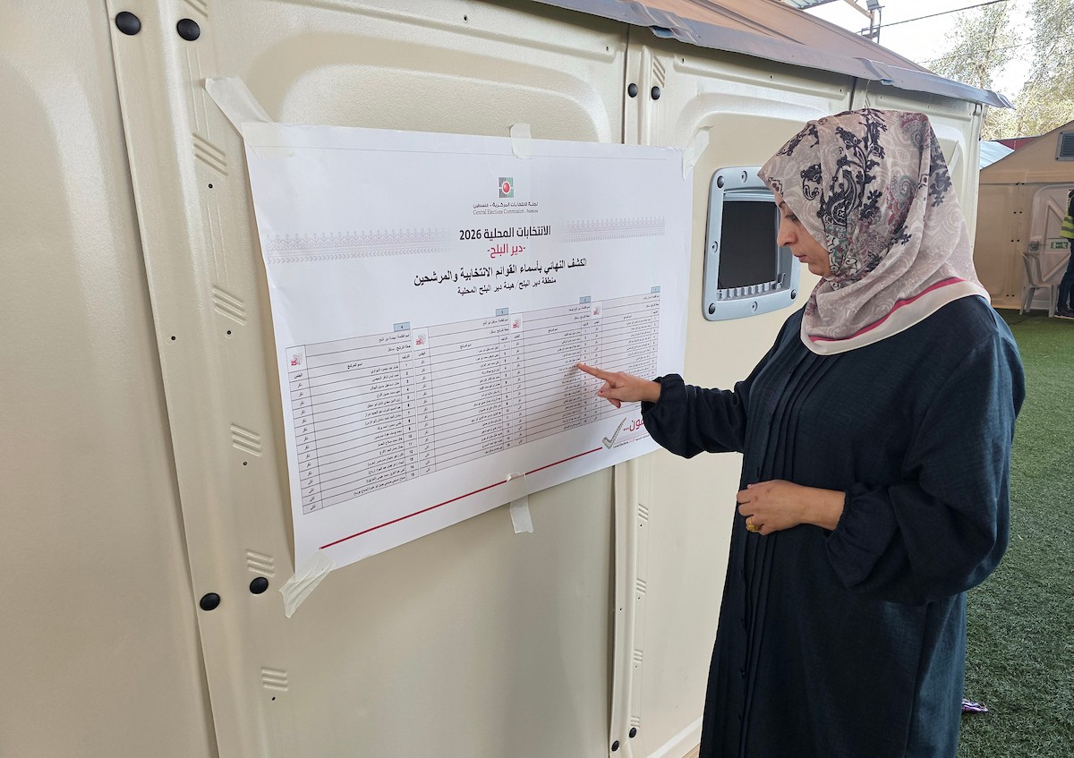 الفلسطينيون يدلون بأصواتهم في مركز اقتراع خلال الانتخابات البلدية في دير البلح، قطاع غزة، في 25 أبريل/نيسان 2026 بعد أكثر من 20 عاما، (صورة: طارق محمد)